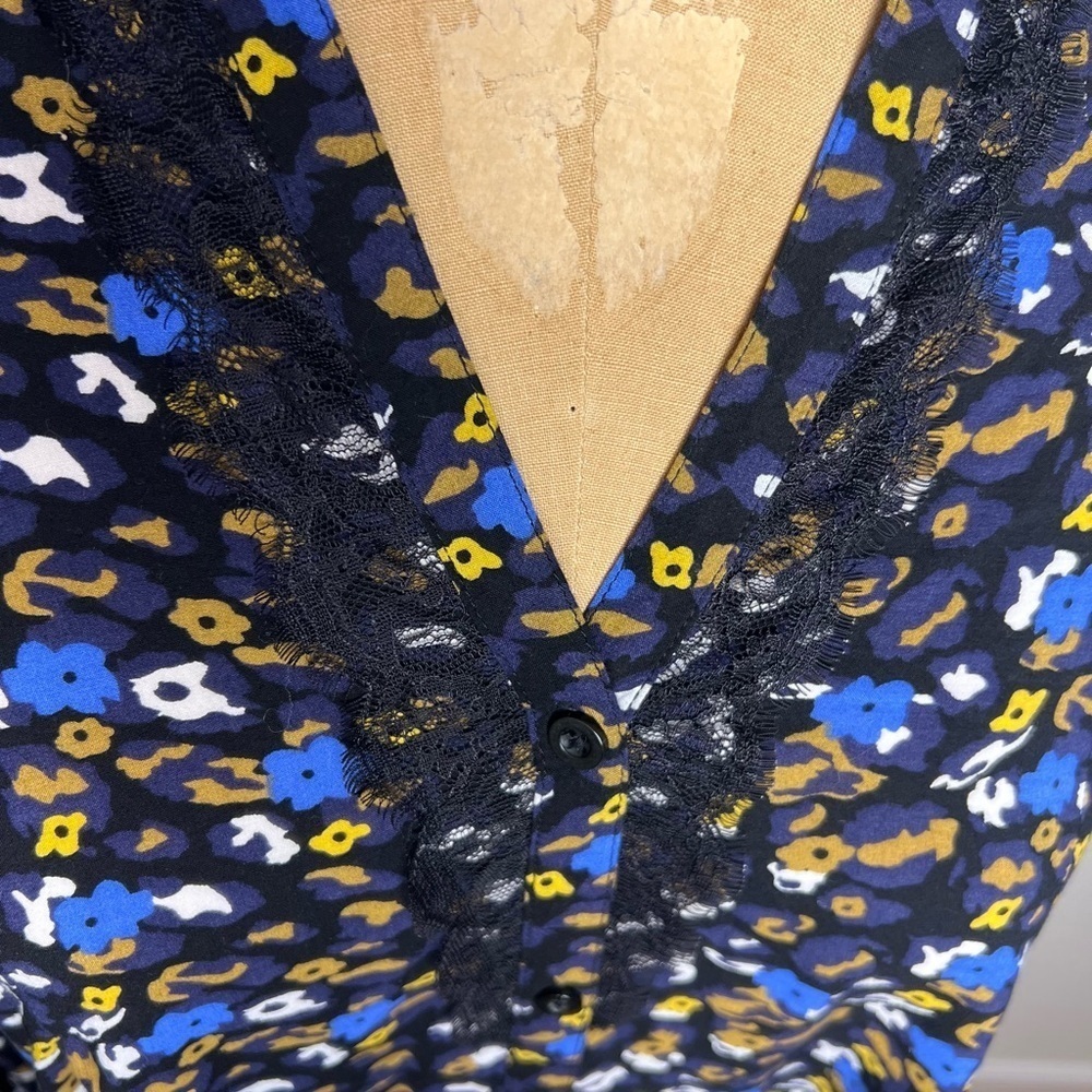Anthropologie women’s long blue floral blouse medium